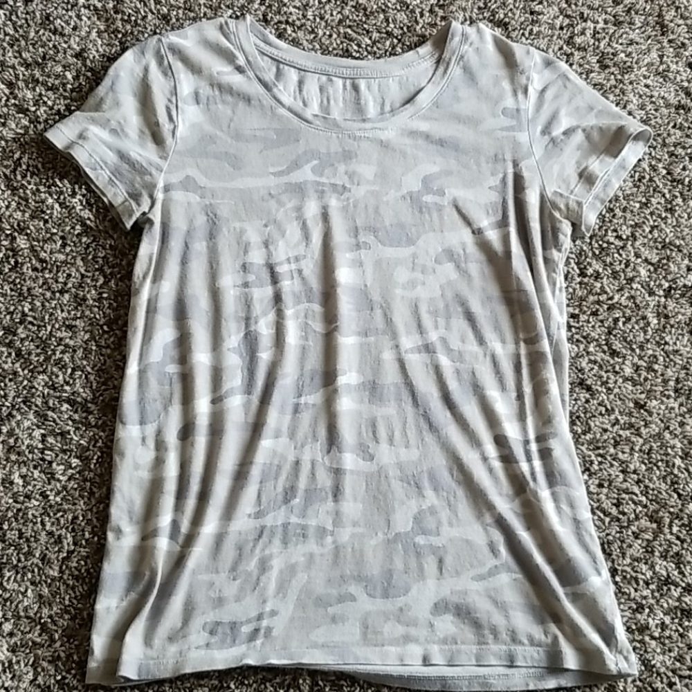 GAP camouflage t shirt
